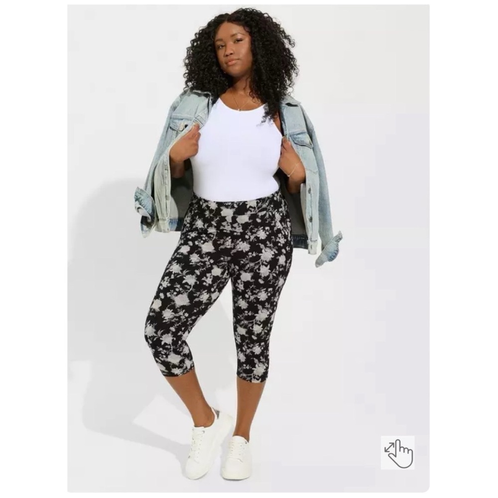 NEW Torrid 2 Pedal Pusher Signature Waist Pocket Legging, Black Floral - Picture 2 of 15